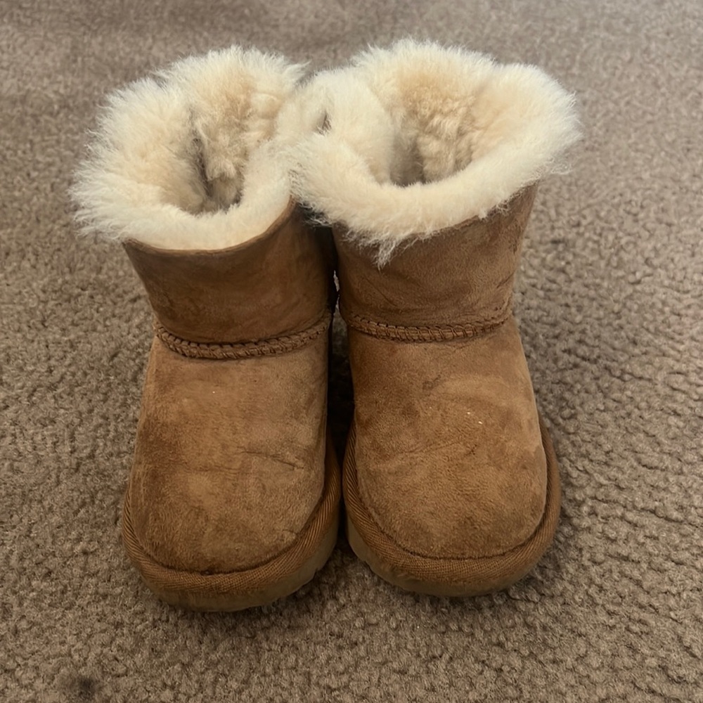 Kids Bailey Uggs Size 7